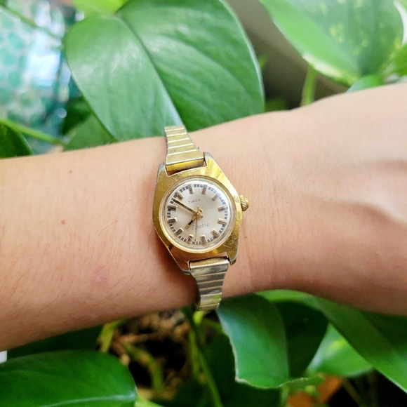 Vintage Timex Classic Gold & Silver Stretch Watch - Picture 2 of 6